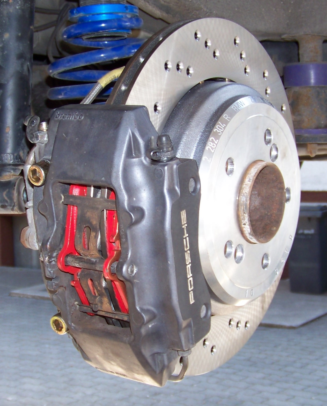 Bremsscheibe und Bremssattel eines BMW-Bremsenumbaus aus dem Harpel-Archiv
