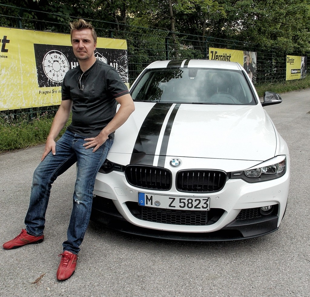 Person neben einem weißen BMW – Originalaufnahme der bisherigen Harpel-Kontaktseite