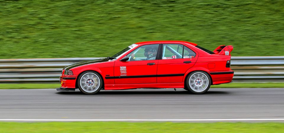 BMW-Rennfahrzeug in Fahrt