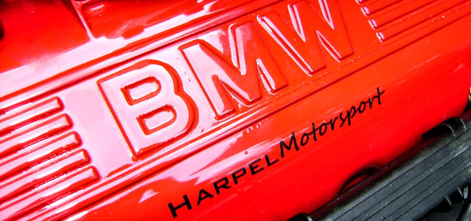 Roter BMW-Ventildeckel mit Harpel-Motorsport-Schriftzug